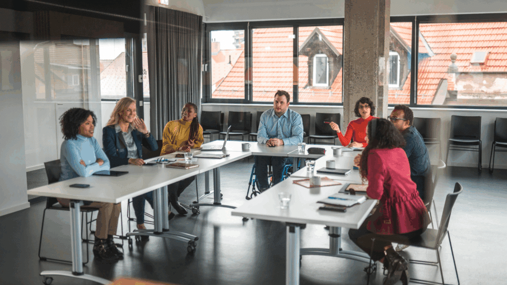 petit groupe entrain de discuter pendant une formation